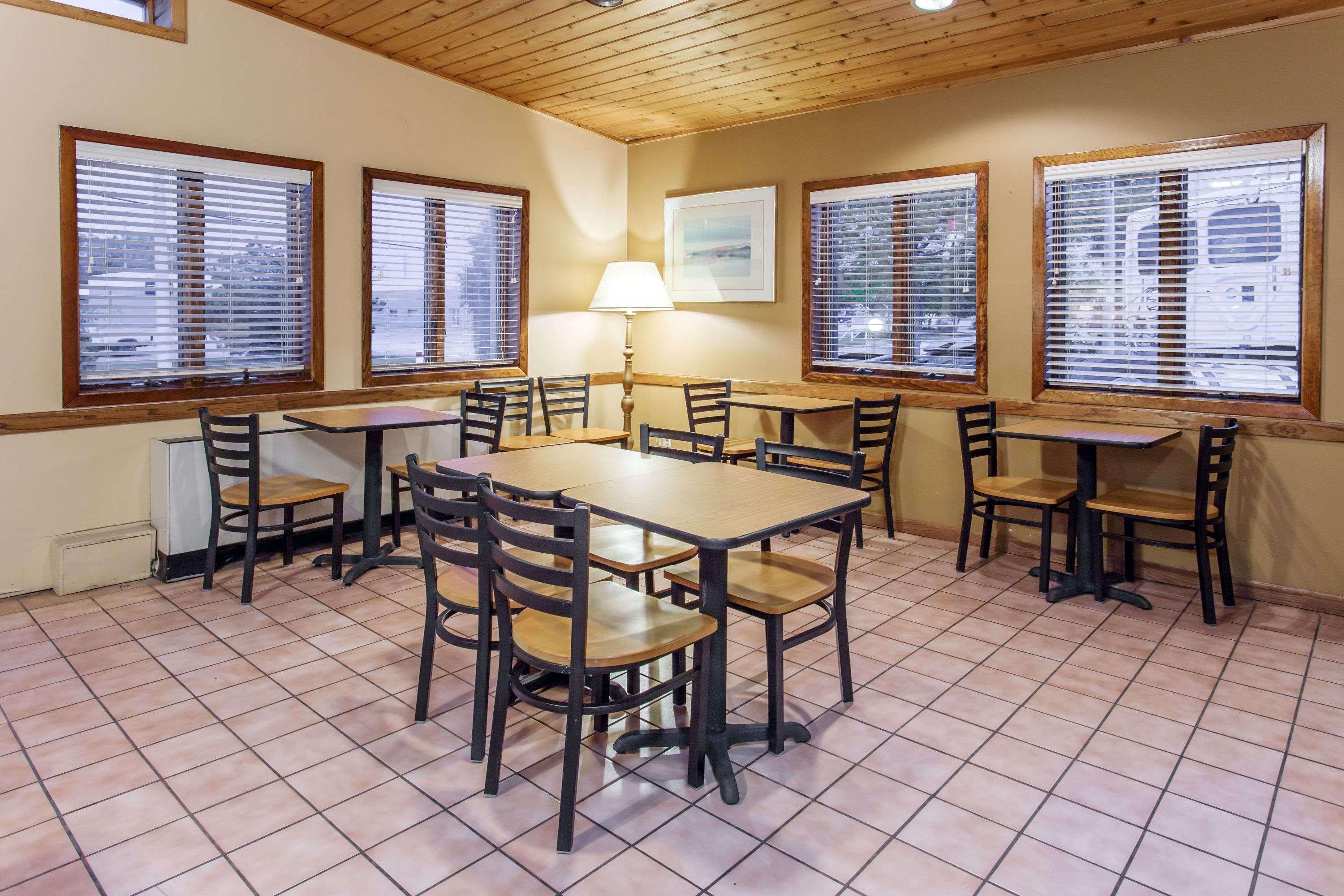 Days Inn By Wyndham West Allis/Milwaukee Exterior photo