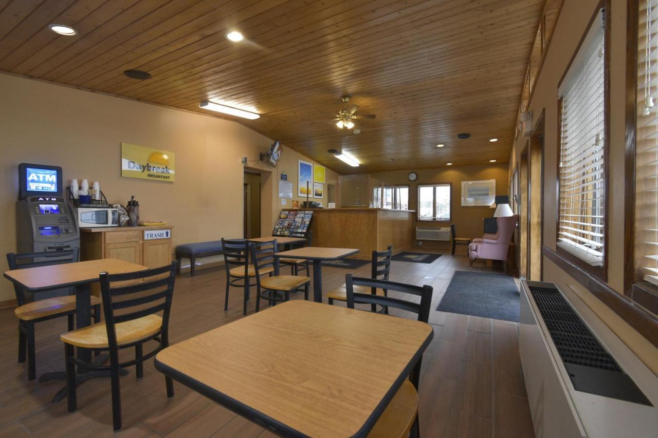 Days Inn By Wyndham West Allis/Milwaukee Exterior photo